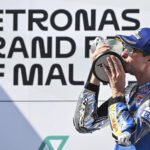 El piloto de Gresini culmina la mejor temporada de su trayectoria y sella el histórico doblete de los hermanos Márquez con una segunda plaza