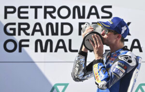 El piloto de Gresini culmina la mejor temporada de su trayectoria y sella el histórico doblete de los hermanos Márquez con una segunda plaza