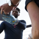 El jardinero derecho de los Bravos de Atlanta, Ronald Acuña Jr., firma un autógrafo para los aficionados durante los entrenamientos de primavera en el CoolToday Park, el sábado 14 de febrero de 2026, en North Port, Florida | Fotos: Hyosub Shin