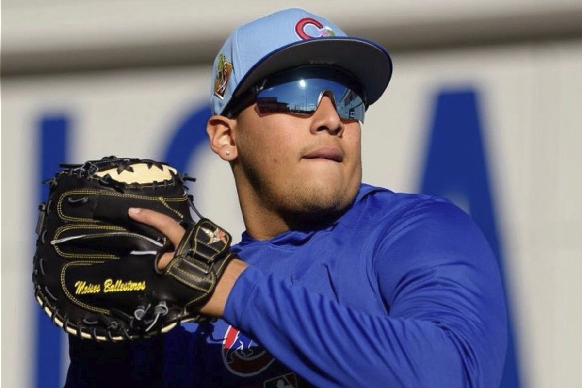 Moisés Ballesteros se reporta a los Cachorros tras superar problemas de visa