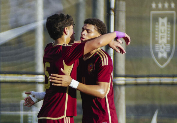 Jugadores de la Vinotinto Sub-17 celebrando el gol de la victoria frente a Uruguay en el Complejo Celeste.