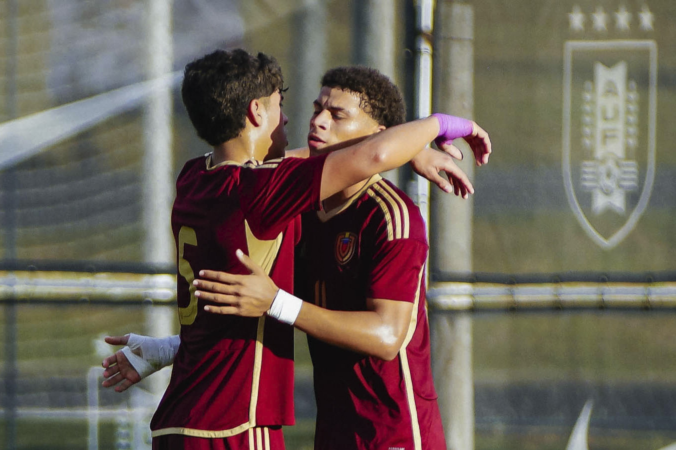 Jugadores de la Vinotinto Sub-17 celebrando el gol de la victoria frente a Uruguay en el Complejo Celeste.
