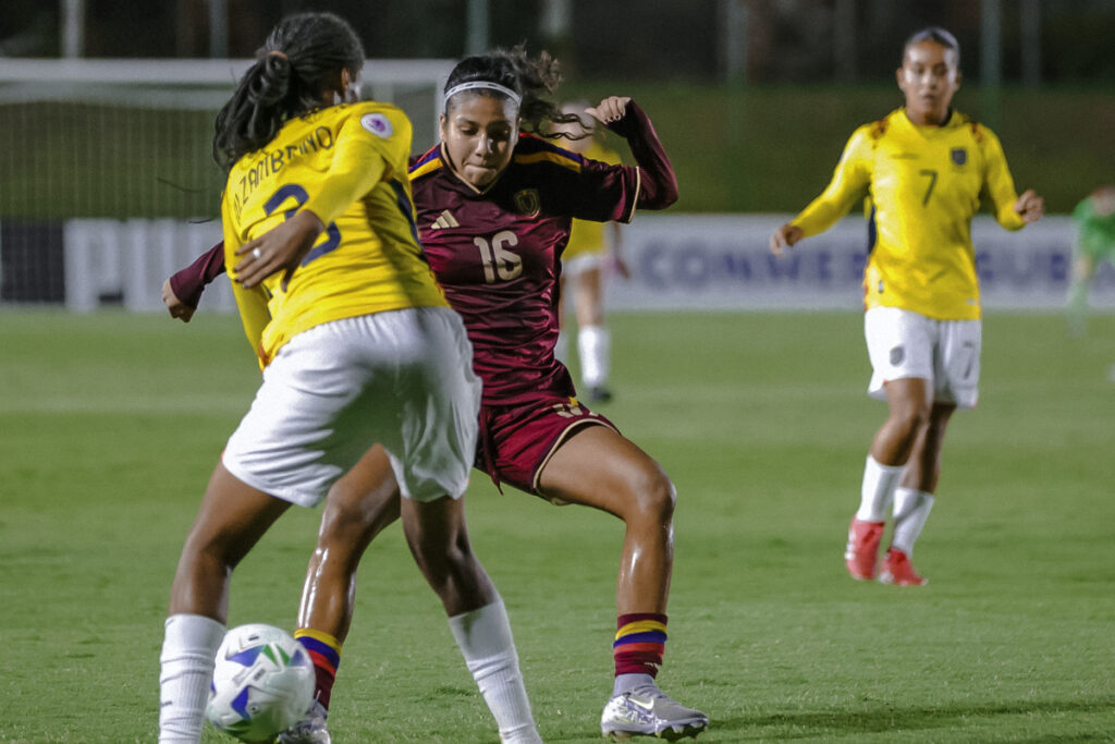Jugadoras de la selección Vinotinto femenina Sub-20 celebrando un gol ante Ecuador en el CARFEM.