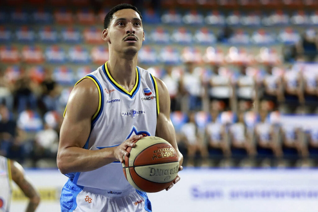 El ala-pívot Bryan Jefferson Marinos