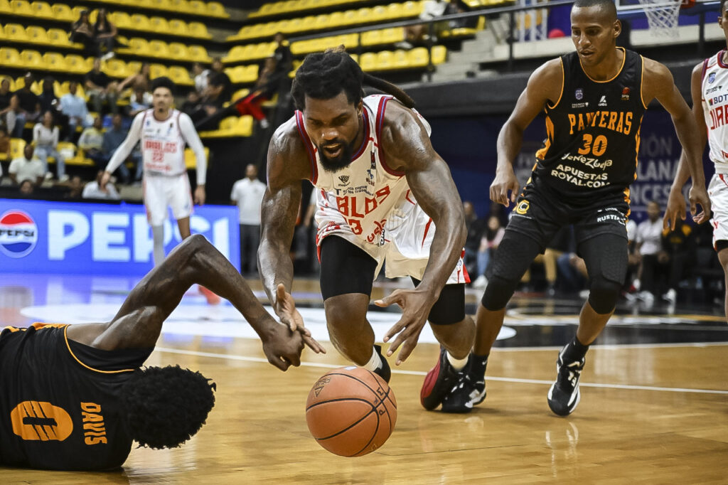 Delwan Graham lideró la victoria con doble-doble