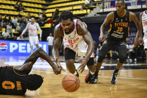 Delwan Graham lideró la victoria con doble-doble