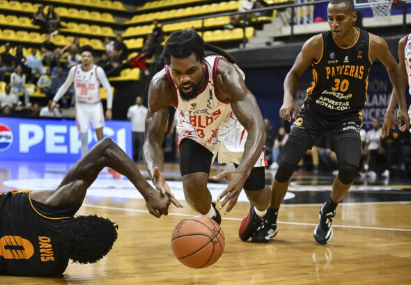 Delwan Graham lideró la victoria con doble-doble