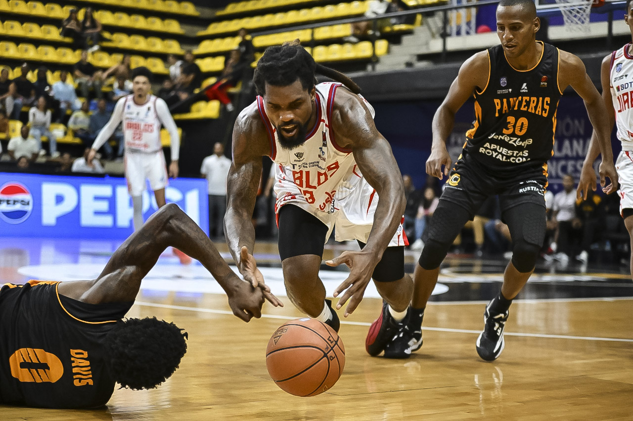 Delwan Graham lideró la victoria con doble-doble