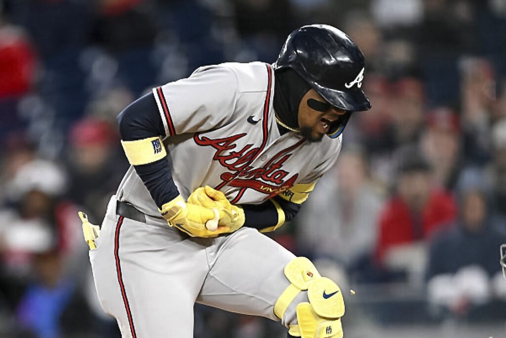 Ronald Acuña Jr. reacciona tras ser golpeado