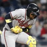 Ronald Acuña Jr. reacciona tras ser golpeado