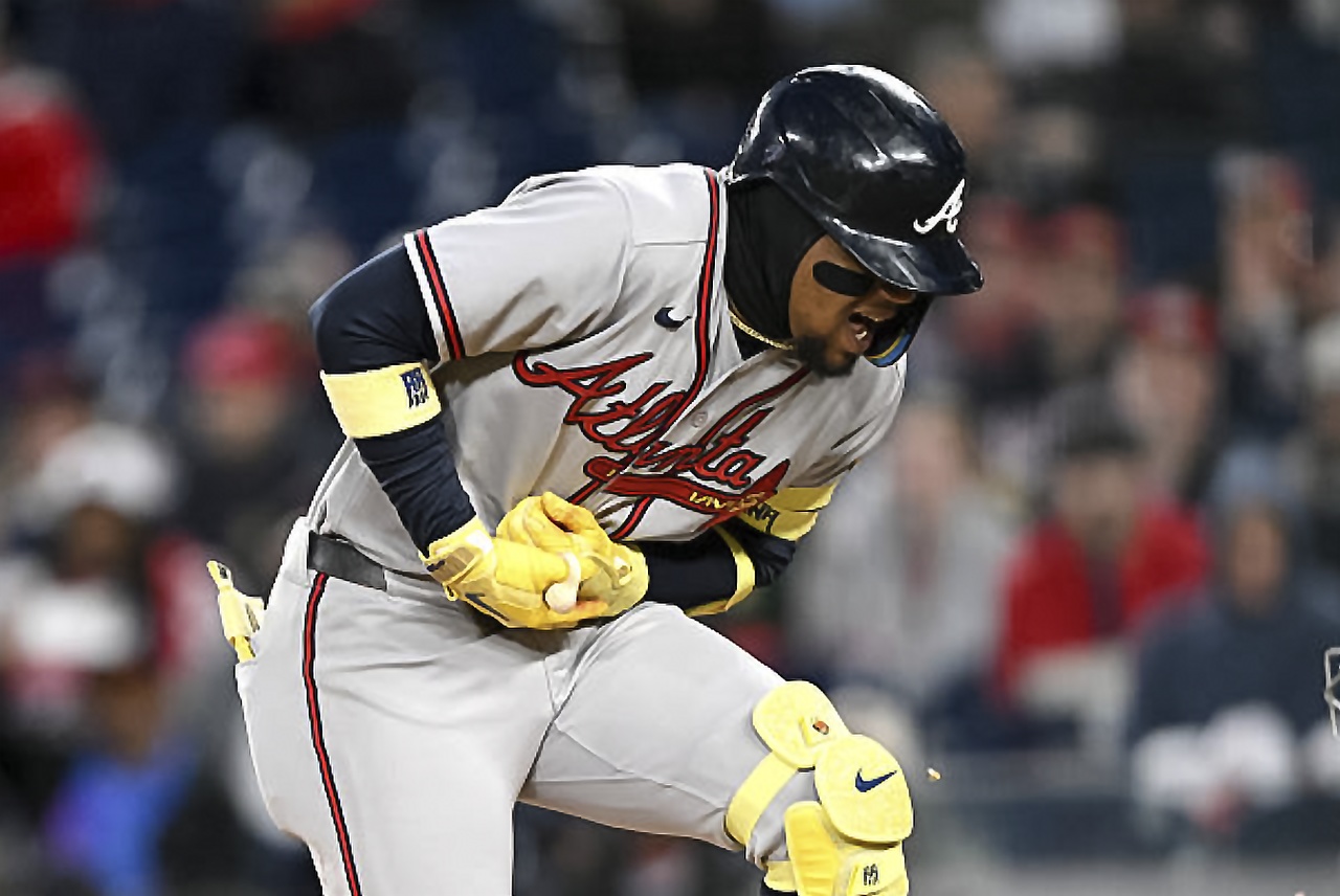 Ronald Acuña Jr. reacciona tras ser golpeado