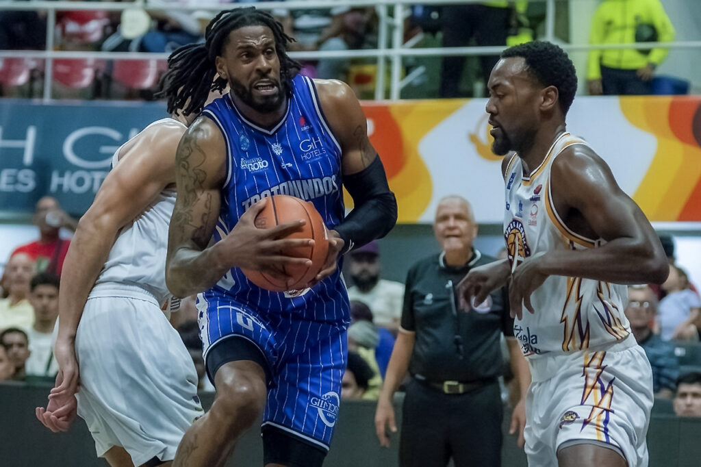 Donta “El Vampiro” Smith Trotamundosde Carabobo