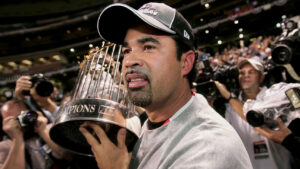 Oswaldo “Ozzie” Guillén, primer mánager latino en ganar una Serie Mundial (2005) con los Chicago White Sox. 