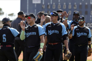 Marlins debutó con dos victorias más ante su afición