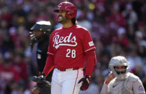 Eugenio Suárez anulando dos decisiones erróneas consecutivas de tercer strike del árbitro principal C.B. Bucknor