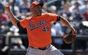 El lanzador de los Orioles de Baltimore, Albert Suárez (49)