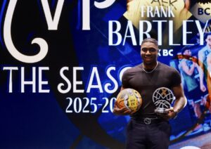 Frank Bartley IV recibe reconocimiento MVP