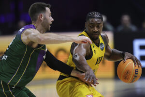 Frank Bartley IV escota del AEK BC