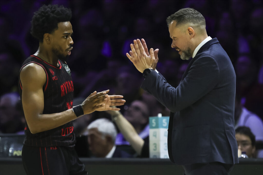 Jerrick Harding y Giedrius Žibėnas técnico del Rytas Vilnius