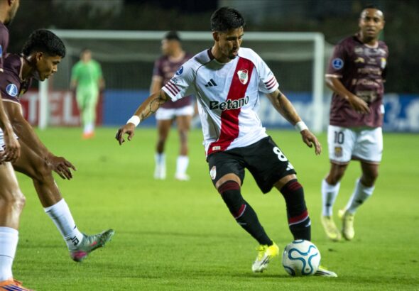 Épica y caos en el Misael: River resiste el asedio y Maxi Salas dicta sentencia
