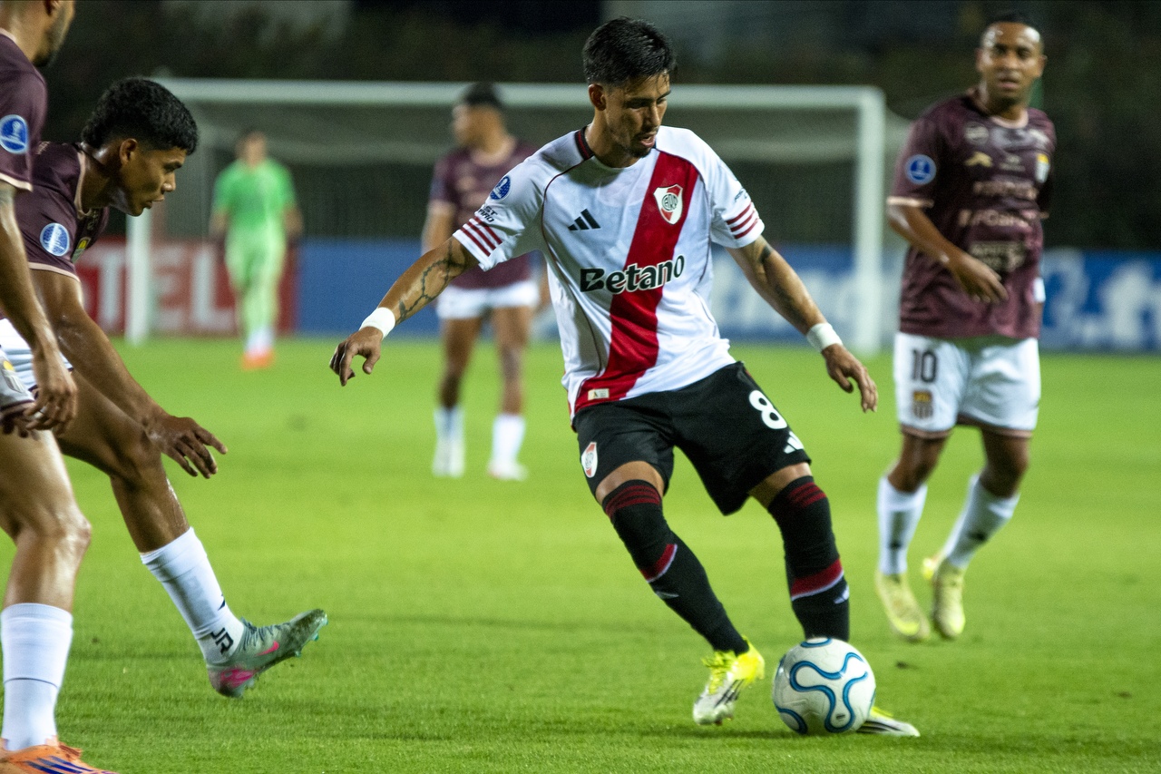 Épica y caos en el Misael: River resiste el asedio y Maxi Salas dicta sentencia