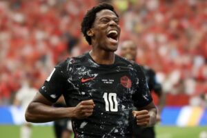 Jonathan David celebra triplete
