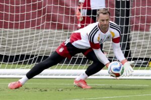 Manuel Neuer durante la práctica