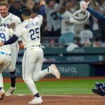El segunda base de los Tampa Bay Rays, Ben Williamson (15), celebra con sus compañeros