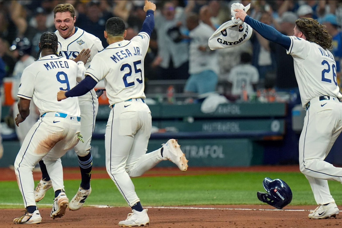 El segunda base de los Tampa Bay Rays, Ben Williamson (15), celebra con sus compañeros