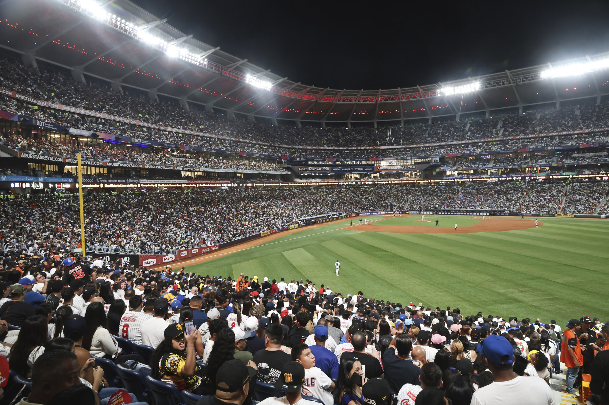 Caracas-Magallanes en el Monumental LVBP